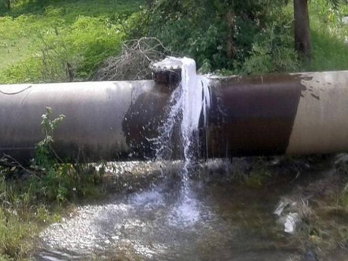 Water is leaking from the water channel in Mumbai as many as 55 thousand complaints to the municipality | मुंबईत जलवाहिनीतून पाणी थेंब थेंब गळं... पालिकेकडे तब्बल ५५ हजार तक्रारी Water is leaking from the water channel in Mumbai as many as 55 thousand complaints to the municipality | मुंबईत जलवाहिनीतून पाणी थेंब थेंब गळं... पालिकेकडे तब्बल ५५ हजार तक्रारी