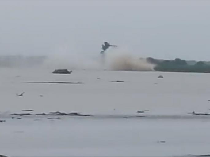 Suddenly fountains began to fly in the waters of the Yamuna; Indian Oil's gas pipeline burst, Video | यमुनेच्या पाण्यात अचानक फवारे उडू लागले; इंडियन ऑईलची गॅस पाईपलाईन फुटली, Video Suddenly fountains began to fly in the waters of the Yamuna; Indian Oil's gas pipeline burst, Video | यमुनेच्या पाण्यात अचानक फवारे उडू लागले; इंडियन ऑईलची गॅस पाईपलाईन फुटली, Video