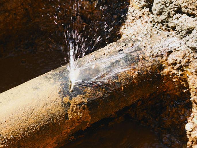 Water from 44 villages stop due to lickages | जलवाहिनीच्या ‘लिकेज’मध्ये अडकले ४४ गावांचे पाणी! Water from 44 villages stop due to lickages | जलवाहिनीच्या ‘लिकेज’मध्ये अडकले ४४ गावांचे पाणी!