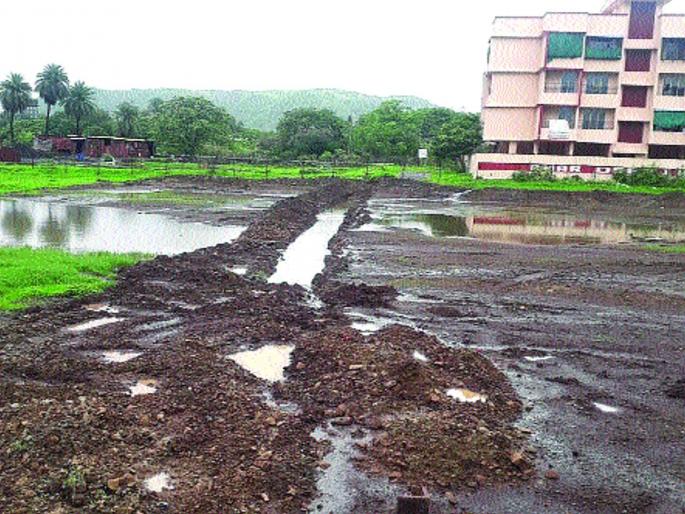 Private pipelines taken by reserved gardens, anger among villagers | राखीव उद्यानातून नेली खासगी पाइपलाइन, ग्रामस्थांमधून संताप