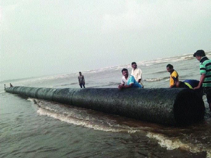 The polluted water channels have gone, now the construction is restored | प्रदूषितजल वाहिनी गेली वाहून, आता उभारणी पुन्हा रखडली The polluted water channels have gone, now the construction is restored | प्रदूषितजल वाहिनी गेली वाहून, आता उभारणी पुन्हा रखडली