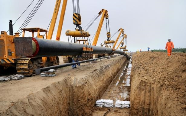 Solapur-Ujni double pipeline work to begin; Lakshmi Engineers got work order | सोलापूर - उजनी दुहेरी पाइपलाइनच्या कामास होणार सुरुवात; लक्ष्मी इंजिनीअर्सला मिळाली वर्कऑर्डर Solapur-Ujni double pipeline work to begin; Lakshmi Engineers got work order | सोलापूर - उजनी दुहेरी पाइपलाइनच्या कामास होणार सुरुवात; लक्ष्मी इंजिनीअर्सला मिळाली वर्कऑर्डर