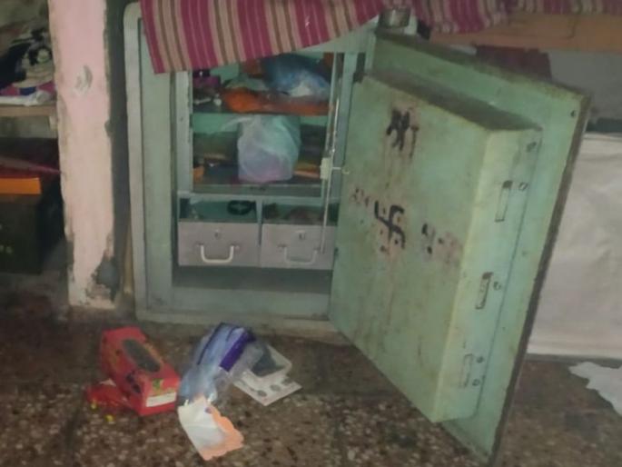 Three burglars at Pipalkhuta; Lampas looted Rs 1.5 lakh | पिंपळखुटा येथे तीन घरफोड्या; दीड लाख रुपयांचा ऐवज लंपास Three burglars at Pipalkhuta; Lampas looted Rs 1.5 lakh | पिंपळखुटा येथे तीन घरफोड्या; दीड लाख रुपयांचा ऐवज लंपास