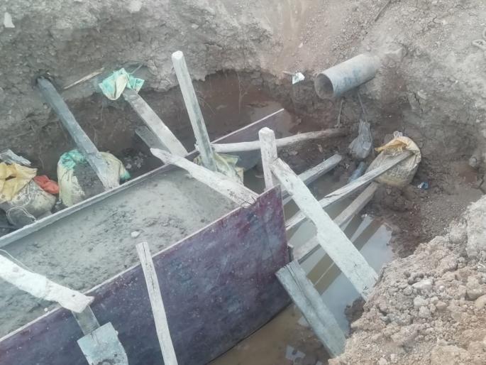 The pipeline has been cut for the construction of the bridge! | पुलाच्या बांधकामासाठी जलवाहिनी कापली! The pipeline has been cut for the construction of the bridge! | पुलाच्या बांधकामासाठी जलवाहिनी कापली!