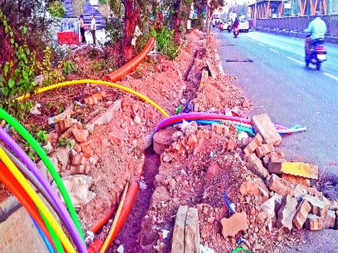 Finally, the road to the road made of Raval area was stopped | अखेर रावेत भागात डांबरीकरण केलेल्या रस्त्याची खोदाई थांबली Finally, the road to the road made of Raval area was stopped | अखेर रावेत भागात डांबरीकरण केलेल्या रस्त्याची खोदाई थांबली