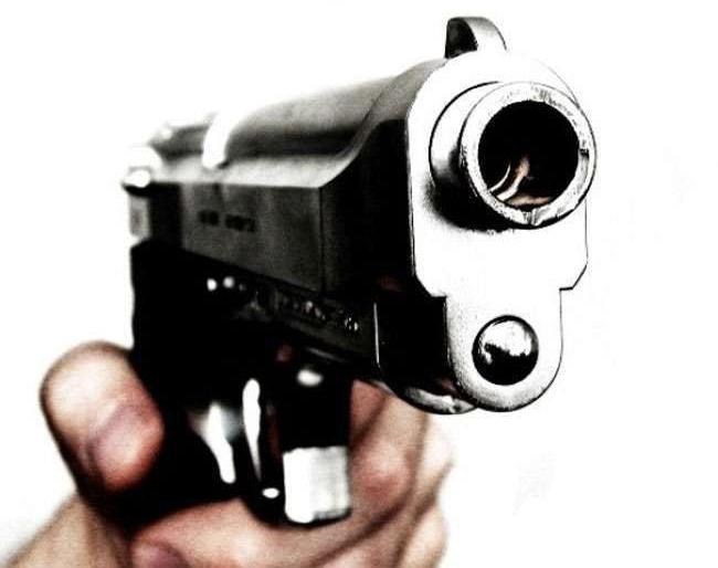 A friend was beaten to death by his wife after arguing | पत्नीला वादग्रस्त बाेलल्याने मित्राची गाेळी झाडून हत्या A friend was beaten to death by his wife after arguing | पत्नीला वादग्रस्त बाेलल्याने मित्राची गाेळी झाडून हत्या