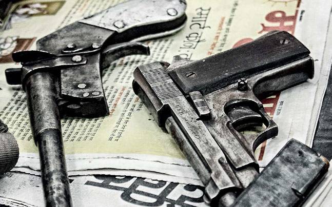 The shopkeepers along with the pistol in Kharbaw are also arrested | खारबावमध्ये पिस्टल बाळगणाऱ्यासह विक्रेत्यासही अटक The shopkeepers along with the pistol in Kharbaw are also arrested | खारबावमध्ये पिस्टल बाळगणाऱ्यासह विक्रेत्यासही अटक