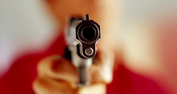 The inspector of traffic branch showing pistol at the interior decorator's ear | वाहतूक शाखेच्या निरीक्षकानं इंटेरिअर डेकोरेटरच्या कानाला लावलं पिस्तूल;पुण्यातील खळबळजनक घटना The inspector of traffic branch showing pistol at the interior decorator's ear | वाहतूक शाखेच्या निरीक्षकानं इंटेरिअर डेकोरेटरच्या कानाला लावलं पिस्तूल;पुण्यातील खळबळजनक घटना