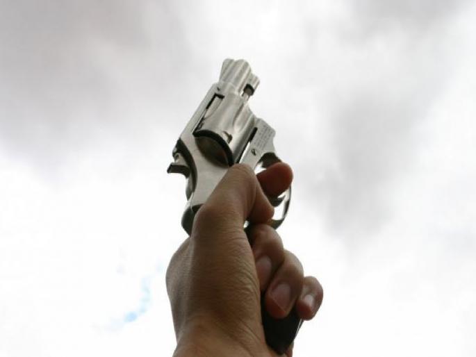 Firing in the air in Nathapur, Beed, three arrested with a gavathi pistol | बीडच्या नाथापूरमध्ये हवेत गोळीबार, गावठी पिस्तुलासह तिघांना अटक Firing in the air in Nathapur, Beed, three arrested with a gavathi pistol | बीडच्या नाथापूरमध्ये हवेत गोळीबार, गावठी पिस्तुलासह तिघांना अटक