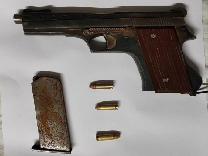 In Beed, a man was arrested du revolver with three live cartridges | बीडमध्ये गावठी कट्टा, तीन जीवंत काडतुस बाळगणाऱ्या तरुणास बेड्या In Beed, a man was arrested du revolver with three live cartridges | बीडमध्ये गावठी कट्टा, तीन जीवंत काडतुस बाळगणाऱ्या तरुणास बेड्या