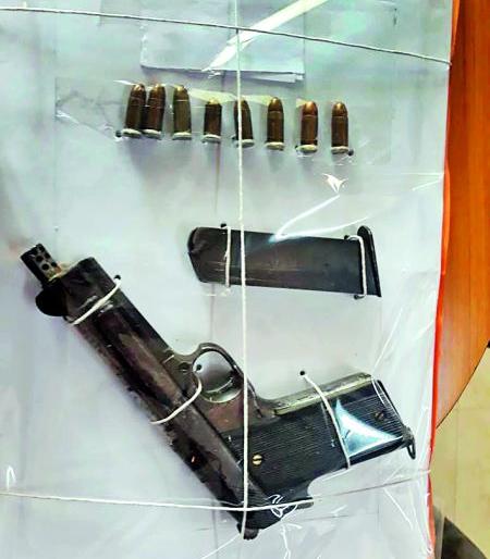 In Nagpur at Jaripatka seized pistols and cartridges | नागपुरातील जरीपटक्यात पिस्तुल आणि काडतूस जप्त In Nagpur at Jaripatka seized pistols and cartridges | नागपुरातील जरीपटक्यात पिस्तुल आणि काडतूस जप्त