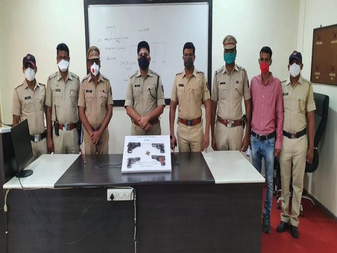 Four foreign-made pistols seized in Jalana; Four arrested | जालन्यात विदेशी बनावटीचे चार पिस्टल जप्त; चौघे जेरबंद Four foreign-made pistols seized in Jalana; Four arrested | जालन्यात विदेशी बनावटीचे चार पिस्टल जप्त; चौघे जेरबंद