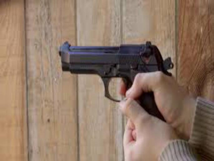 Pistol man arrested by person | पोलिसांवर पिस्तूल रोखून पळणारा जेरबंद Pistol man arrested by person | पोलिसांवर पिस्तूल रोखून पळणारा जेरबंद
