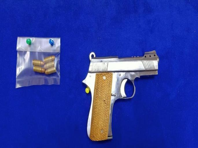 Pistol seized with five live cartridges at Dwarka | द्वारकेवर पाच जीवंत काडतुसांसह पिस्तुल जप्त