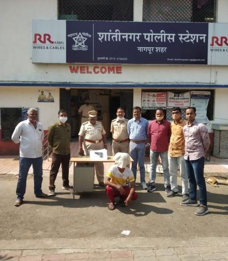 In Nagpur, notorious Nodi pistols were found along with confiscated, live cartridges | नागपुरात कुख्यात नॉडी पिस्तुलासह जेरबंद, जिवंत काडतूसही आढळले In Nagpur, notorious Nodi pistols were found along with confiscated, live cartridges | नागपुरात कुख्यात नॉडी पिस्तुलासह जेरबंद, जिवंत काडतूसही आढळले
