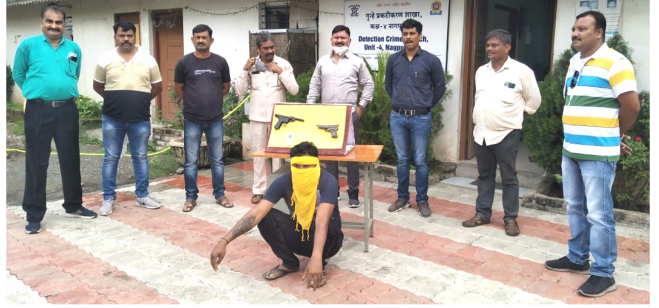 Notorious goon Bunty Thaware arrested in Nagpur: Two pistols seized | नागपुरातील कुख्यात गुंड बंटी ठवरे जेरबंद : दोन पिस्तूल जप्त Notorious goon Bunty Thaware arrested in Nagpur: Two pistols seized | नागपुरातील कुख्यात गुंड बंटी ठवरे जेरबंद : दोन पिस्तूल जप्त
