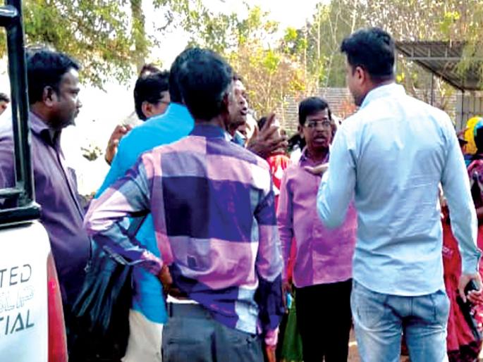 forest officer raised pistol on Labour who demands wages | मजुरी मागणाऱ्यावर रोखले पिस्तूल