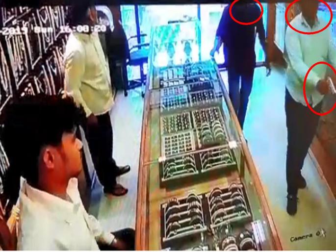 Dacoity at a Jewelery Shop by Threatening on a Gun point; Incidents in kothrud | बंदुकीचा धाक दाखवून सोन्याच्या दुकानावर दरोडा ; कोथरूडमधील घटना Dacoity at a Jewelery Shop by Threatening on a Gun point; Incidents in kothrud | बंदुकीचा धाक दाखवून सोन्याच्या दुकानावर दरोडा ; कोथरूडमधील घटना