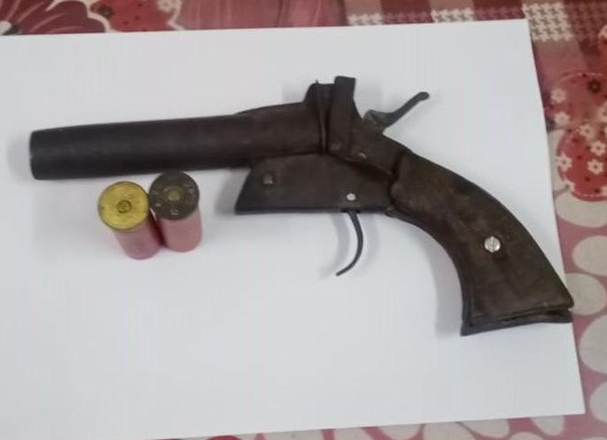 Criminal arrested with Pistol in Akolapi | सराईत गुन्हेगारास देशी कट्ट्यासह अटक Criminal arrested with Pistol in Akolapi | सराईत गुन्हेगारास देशी कट्ट्यासह अटक