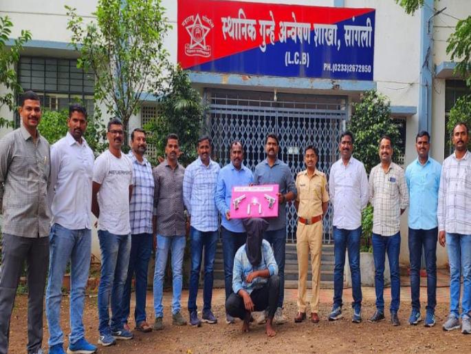 A youth suspected of illegally selling pistols was arrested in Kadegaon sangli; Two pistols seized | Sangli: अवैधरित्या पिस्तुल विक्री करणारा संशयित कडेगावात जेरबंद; दोन पिस्तुल जप्त