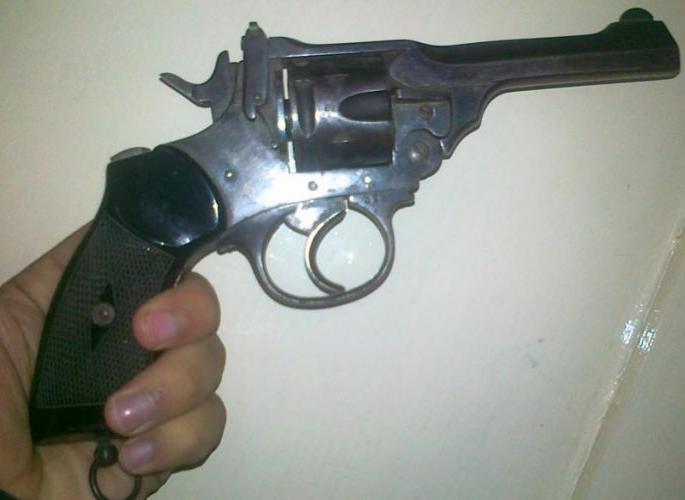 A pistol inside the prison through the security system | सुरक्षा यंत्रणा भेदून कारागृहात पिस्तुल A pistol inside the prison through the security system | सुरक्षा यंत्रणा भेदून कारागृहात पिस्तुल