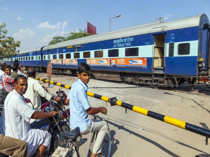 Devotees coming from Pandharpur survived a 40 km detour ralway gate work completed | Ashadhi wari 2022 | पंढरपूरहून येणाऱ्या भाविकांचा ४० किमीचा वळसा वाचला Devotees coming from Pandharpur survived a 40 km detour ralway gate work completed | Ashadhi wari 2022 | पंढरपूरहून येणाऱ्या भाविकांचा ४० किमीचा वळसा वाचला