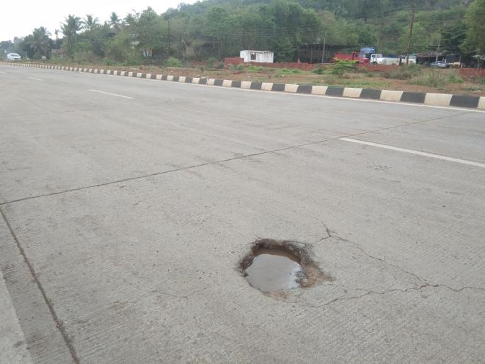 Even before the completion of the Mumbai-Goa highway concreting potholes fell | मुंबई-गोवा महामार्ग तयार होण्यापूर्वीच पडले काँक्रीटीकरणाला खड्डे, कामाच्या दर्जाबाबत प्रश्नचिन्ह Even before the completion of the Mumbai-Goa highway concreting potholes fell | मुंबई-गोवा महामार्ग तयार होण्यापूर्वीच पडले काँक्रीटीकरणाला खड्डे, कामाच्या दर्जाबाबत प्रश्नचिन्ह