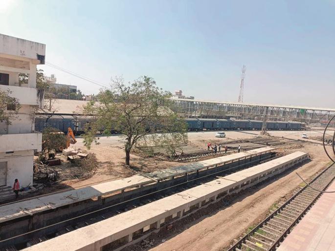 Tortoise in pitline work; Deadline passed, new railway when? | पीटलाइनच्या कामात कासवगती; मुदत उलटली,नव्या रेल्वे कधी? Tortoise in pitline work; Deadline passed, new railway when? | पीटलाइनच्या कामात कासवगती; मुदत उलटली,नव्या रेल्वे कधी?