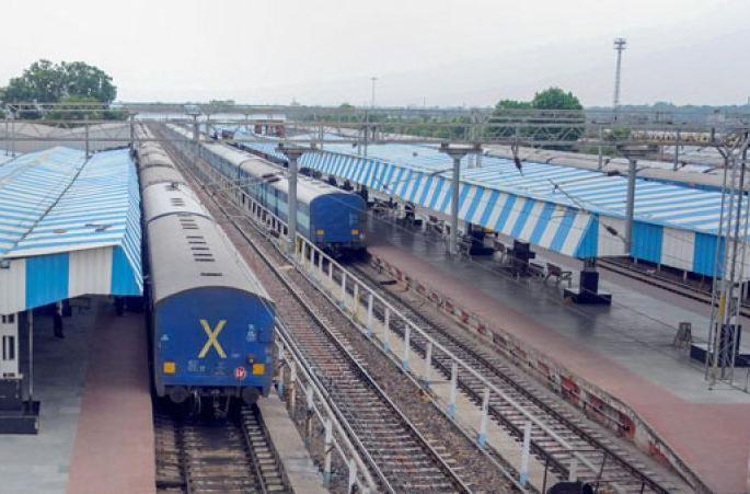 Emphasis on washing peat line in Akola, Akot to Khandwa gauge conversion | अकोल्यात वाॅशिंग पीट लाइन, अकोट ते खंडवा गेज परिवर्तनावर जोर Emphasis on washing peat line in Akola, Akot to Khandwa gauge conversion | अकोल्यात वाॅशिंग पीट लाइन, अकोट ते खंडवा गेज परिवर्तनावर जोर