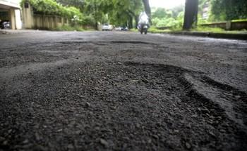 Say! 5038 pits filled! | म्हणे! ५०३८ खड्डे बुजवले!