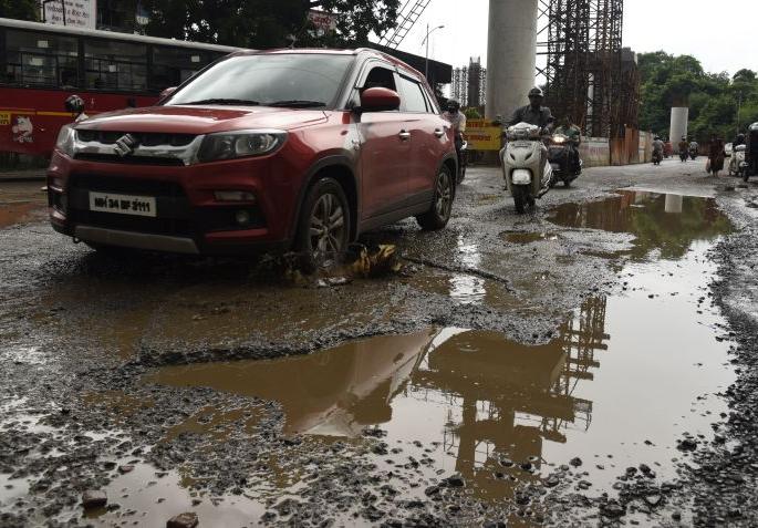 Accidents happen due to potholes in Nagpur | नागपुरात खड्ड्यांमुळे होताहेत वाहनचालकांचे अपघात Accidents happen due to potholes in Nagpur | नागपुरात खड्ड्यांमुळे होताहेत वाहनचालकांचे अपघात