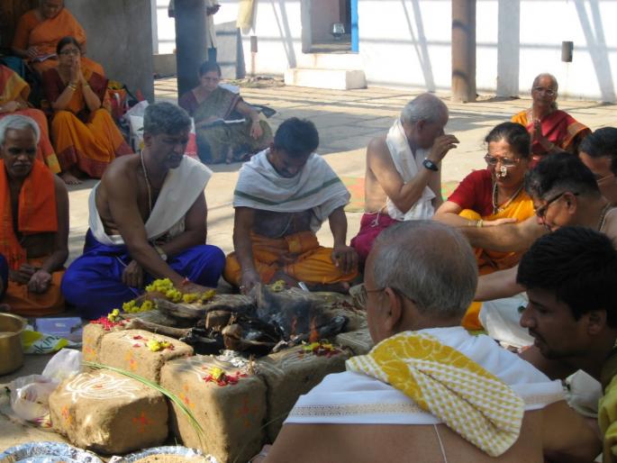 Why wear Pitambar on religious occasions? What difference does it make to worship in everyday clothes? Read on! | धार्मिक प्रसंगी पितांबर का नेसावे? रोजचे कपडे घालून पूजा केल्याने काय फरक पडेल? वाचा! Why wear Pitambar on religious occasions? What difference does it make to worship in everyday clothes? Read on! | धार्मिक प्रसंगी पितांबर का नेसावे? रोजचे कपडे घालून पूजा केल्याने काय फरक पडेल? वाचा!