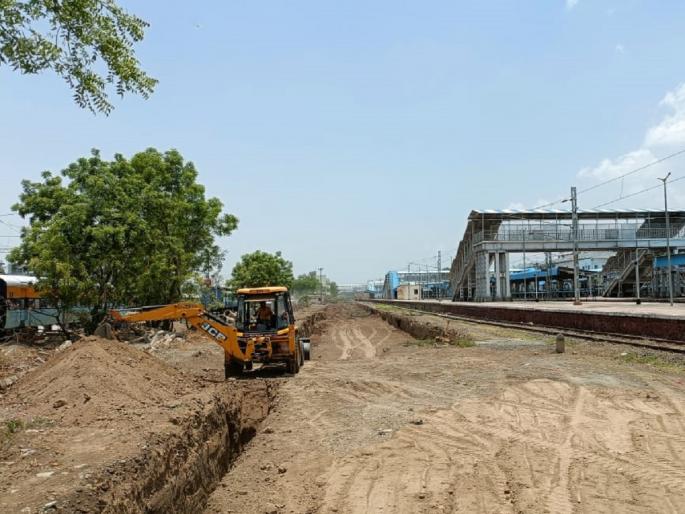 The railway minister says 24, but the work is for 16 bogie pit lines, the deadline for the work is December | रेल्वेमंत्री म्हणतात २४, पण काम १६ बोगींच्या पीटलाइनचे, कामाला डिसेंबरची डेडलाइन The railway minister says 24, but the work is for 16 bogie pit lines, the deadline for the work is December | रेल्वेमंत्री म्हणतात २४, पण काम १६ बोगींच्या पीटलाइनचे, कामाला डिसेंबरची डेडलाइन