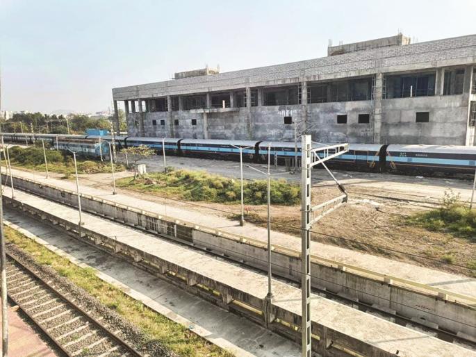 Two and a half years have passed instead of one, work on the peat line of Chhatrapati Sambhajinagar continues unabated | एकऐवजी अडीच वर्षे लोटली, छत्रपती संभाजीनगरच्या पीटलाइनचे काम टुकूटुकू सुरूच
