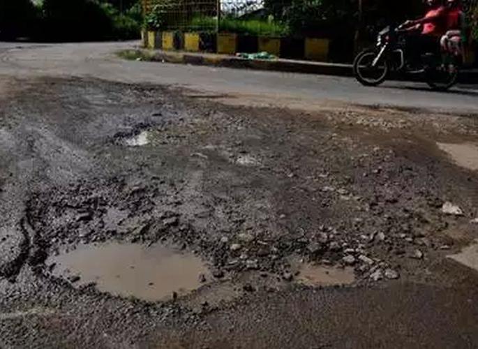 High Court order: Inspect dangerous pits on Nagpur Road | हायकोर्टाचा आदेश : नागपुरातील रोडवरील धोकादायक खड्ड्यांची पाहणी करा