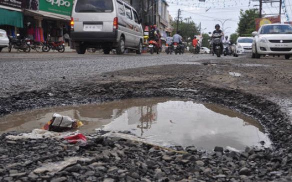 Strict action should be taken against those responsible for the pits: High Court opinion | खड्ड्यांसाठी जबाबदार व्यक्तींवर कठोर कारवाई होणे आवश्यक : हायकोर्टाचे मत Strict action should be taken against those responsible for the pits: High Court opinion | खड्ड्यांसाठी जबाबदार व्यक्तींवर कठोर कारवाई होणे आवश्यक : हायकोर्टाचे मत