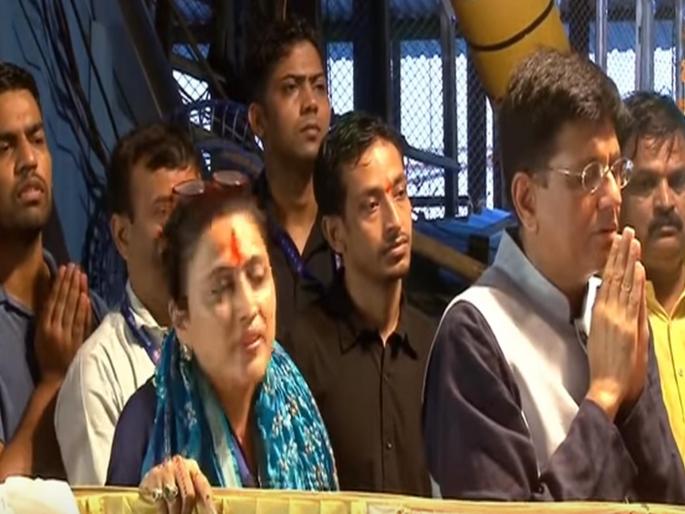 On one hand, passengers are angry due to railway service stopped due to heavy rain, railway minister piyush goyal busy in lalbaugcha raja's darshan | एकीकडे रेल्वे सेवा ठप्प असल्याने प्रवासी त्रस्त, रेल्वेमंत्री मात्र लालबागच्या राजाच्या दर्शनात तल्लीन    On one hand, passengers are angry due to railway service stopped due to heavy rain, railway minister piyush goyal busy in lalbaugcha raja's darshan | एकीकडे रेल्वे सेवा ठप्प असल्याने प्रवासी त्रस्त, रेल्वेमंत्री मात्र लालबागच्या राजाच्या दर्शनात तल्लीन