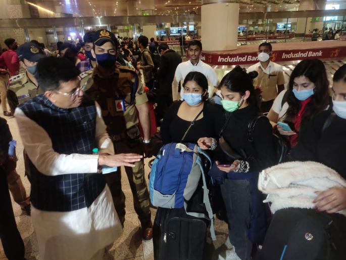 russia ukraine conflict plane carrying 219 students from ukraine arrives in mumbai | Russia-Ukraine Conflict: युक्रेनमधील २१९ विद्यार्थ्यांना घेऊन विमान मुंबईत दाखल; सुखरूप परतल्यानंतर पालकांचा जीव भांड्यात russia ukraine conflict plane carrying 219 students from ukraine arrives in mumbai | Russia-Ukraine Conflict: युक्रेनमधील २१९ विद्यार्थ्यांना घेऊन विमान मुंबईत दाखल; सुखरूप परतल्यानंतर पालकांचा जीव भांड्यात