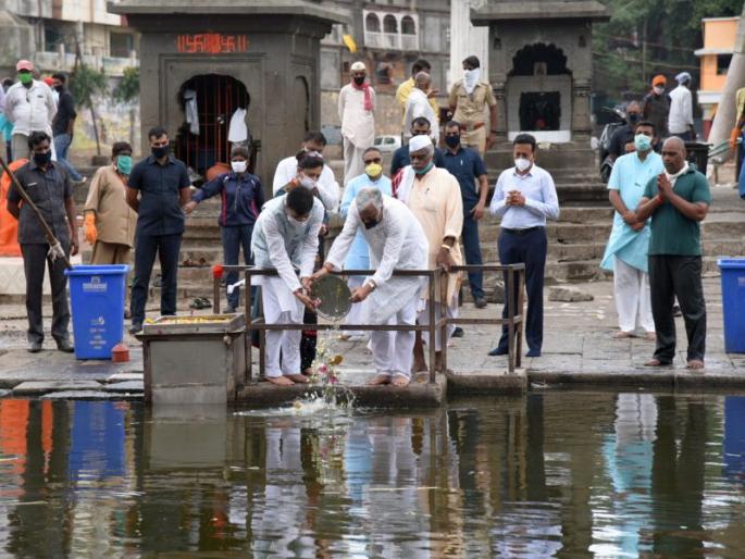 Railway Minister Piyush Goyal with family in Nashik; Immersion of the bones of Matoshri Chandrakanta in Ramkunda | रेल्वेमंत्री पियुष गोयल सहकुटुंब नाशकात; मातोश्री चंद्रकांता यांंच्या अस्थिंचे रामकुंडात विसर्जन Railway Minister Piyush Goyal with family in Nashik; Immersion of the bones of Matoshri Chandrakanta in Ramkunda | रेल्वेमंत्री पियुष गोयल सहकुटुंब नाशकात; मातोश्री चंद्रकांता यांंच्या अस्थिंचे रामकुंडात विसर्जन