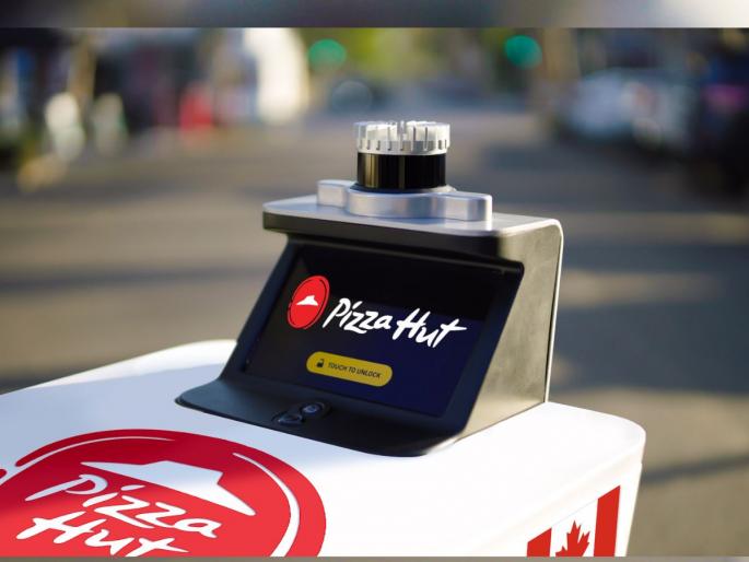 Pizza Hut has now launched robots to deliver pizzas at home video viral | तुमच्या दारात अचानक रोबोट आला तर घाबरू नका, पिझ्झा पोहोचविणारा डिलिव्हरी बॉय असेल... Pizza Hut has now launched robots to deliver pizzas at home video viral | तुमच्या दारात अचानक रोबोट आला तर घाबरू नका, पिझ्झा पोहोचविणारा डिलिव्हरी बॉय असेल...