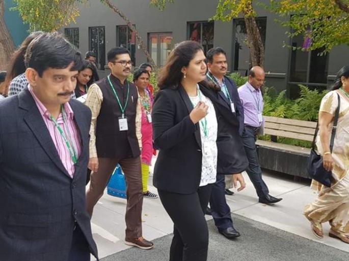 Pankaja Munde reached in the Facebook office, talk to Vega Building for the poor house | पंकजा मुंडे थेट फेसबुक कार्यालयात, गरीबांच्या घरासाठी वेगा बिल्डिंगशी चर्चा Pankaja Munde reached in the Facebook office, talk to Vega Building for the poor house | पंकजा मुंडे थेट फेसबुक कार्यालयात, गरीबांच्या घरासाठी वेगा बिल्डिंगशी चर्चा