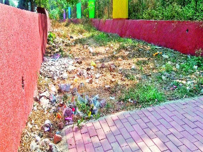 Jogging track awaiting fulfillment due to hundreds of work stops | शंभर फूट काम रखडल्याने जॉगिंग ट्रॅक पूर्णत्वाच्या प्रतीक्षेत