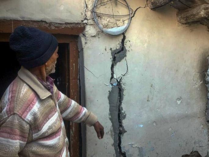 Cracks in the wall and in the mind; The families in Joshimath are worried about their future | भिंतीला अन् मनालाही तडे; जोशीमठातील पाडकाम सुरू असलेल्या कुटुंबांना भविष्याची चिंता Cracks in the wall and in the mind; The families in Joshimath are worried about their future | भिंतीला अन् मनालाही तडे; जोशीमठातील पाडकाम सुरू असलेल्या कुटुंबांना भविष्याची चिंता