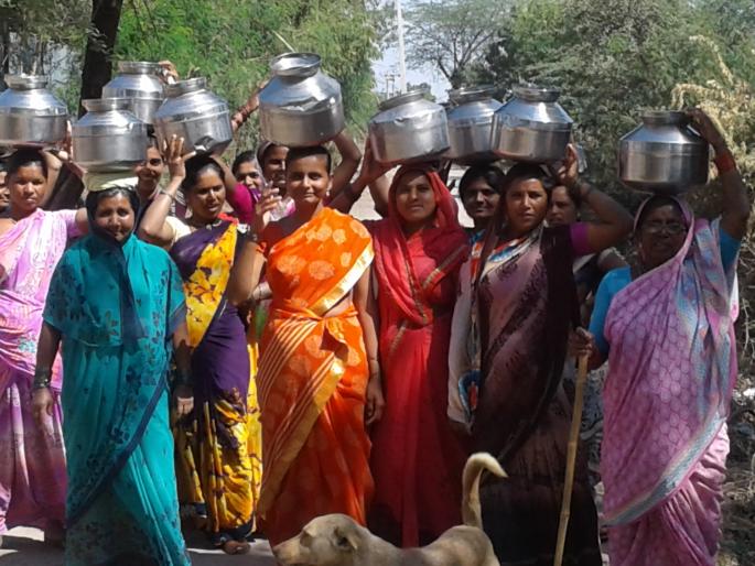 Honda Morcha on the Municipal Corporation for water supply: A new pipe line demand is required | पाथर्डीत पाण्यासाठी पालिकेवर हंडा मोर्चा : नवीन पाईप लाईन टाकण्याची मागणी Honda Morcha on the Municipal Corporation for water supply: A new pipe line demand is required | पाथर्डीत पाण्यासाठी पालिकेवर हंडा मोर्चा : नवीन पाईप लाईन टाकण्याची मागणी