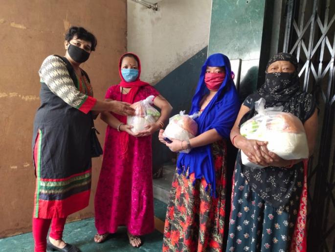 ‘She’ became the savior for prostitutes; Distributed food grains | देहविक्री करणाऱ्या महिलांसाठी ‘त्या’ ठरल्या तारणहार; अन्नधान्याचे केले वितरण ‘She’ became the savior for prostitutes; Distributed food grains | देहविक्री करणाऱ्या महिलांसाठी ‘त्या’ ठरल्या तारणहार; अन्नधान्याचे केले वितरण
