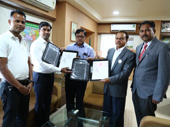 Agriculture University has signed a Memorandum of Understanding | कृषी विद्यापीठाने केला कृषी तंत्रज्ञान प्रसाराबाबत सामंजस्य करार Agriculture University has signed a Memorandum of Understanding | कृषी विद्यापीठाने केला कृषी तंत्रज्ञान प्रसाराबाबत सामंजस्य करार