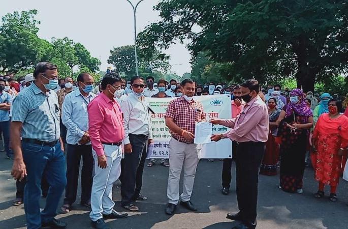 Agriculture university employees agitation at Akola | कृषी विद्यापीठ कर्मचाऱ्यांचे लेखणी बंद आंदोलन! Agriculture university employees agitation at Akola | कृषी विद्यापीठ कर्मचाऱ्यांचे लेखणी बंद आंदोलन!
