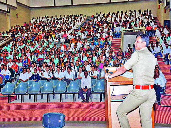 Students should take care of their character - Sandeep Pakhala | विद्यार्थ्यांनी आपले चारित्र्य सांभाळावे- संदीप पखाले Students should take care of their character - Sandeep Pakhala | विद्यार्थ्यांनी आपले चारित्र्य सांभाळावे- संदीप पखाले