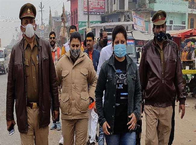 'Thanedar Leki' tore the receipt of the father who was traveling without a helmet in uttar pradesh | विना हेल्मेटचा प्रवास करणाऱ्या वडिलांचीच 'ठाणेदार लेकीनं' पावती फाडली 'Thanedar Leki' tore the receipt of the father who was traveling without a helmet in uttar pradesh | विना हेल्मेटचा प्रवास करणाऱ्या वडिलांचीच 'ठाणेदार लेकीनं' पावती फाडली