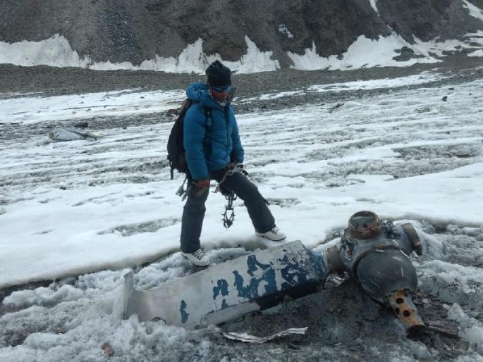 The climbers discovered that bodies of soldiers who were killed in a plane crash 50 years ago | गिर्यारोहकांनी शोधले 50 वर्षांपूर्वी विमान अपघातात शहीद झालेल्या जवानांचे मृतदेह The climbers discovered that bodies of soldiers who were killed in a plane crash 50 years ago | गिर्यारोहकांनी शोधले 50 वर्षांपूर्वी विमान अपघातात शहीद झालेल्या जवानांचे मृतदेह